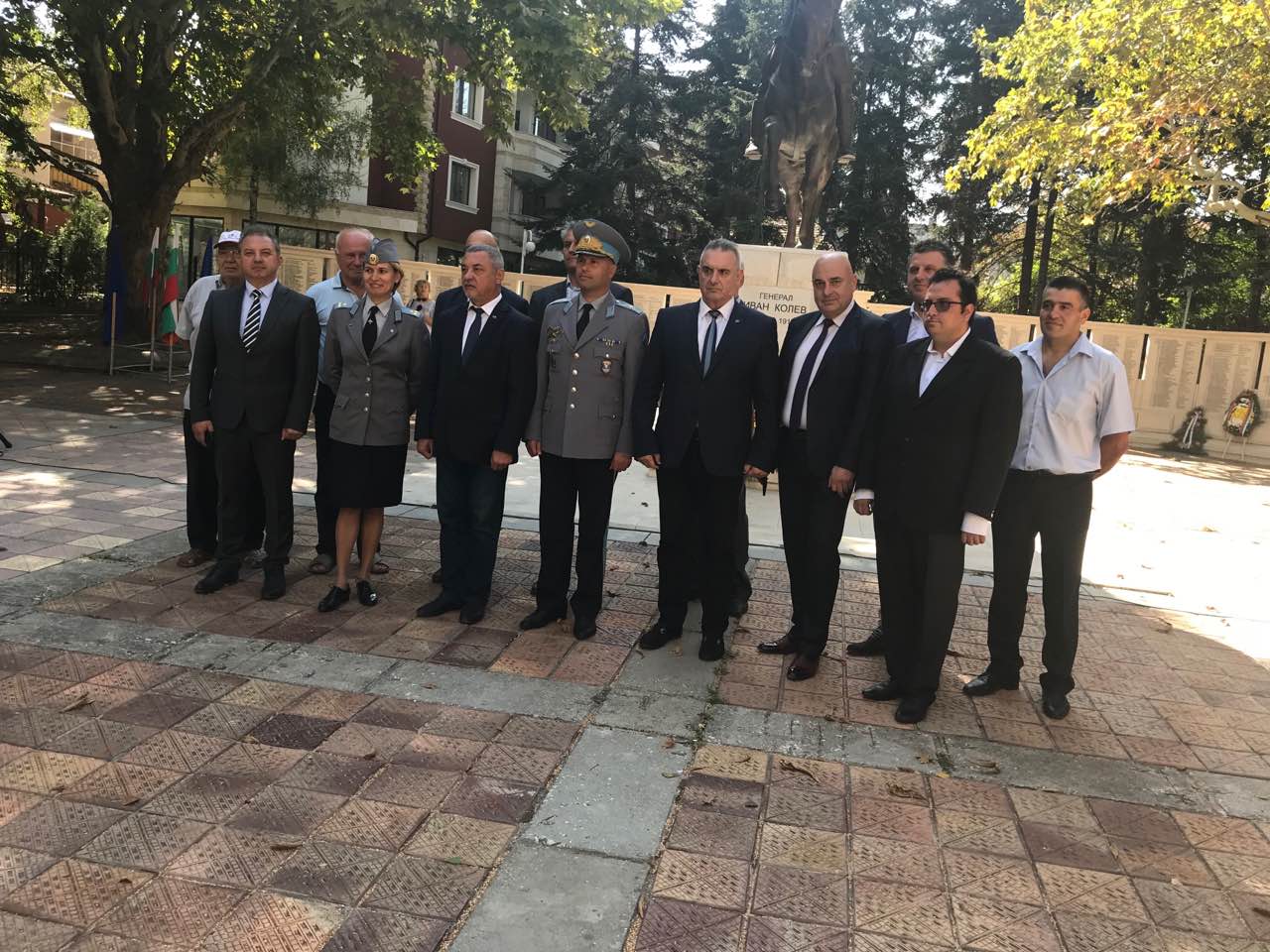 Вицепремиерът Валери Симеонов и депутатите от НФСБ се поклониха пред паметта на героите от Добричката епопея
