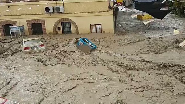 Наводнение в Испания - къщи и улици са под вода