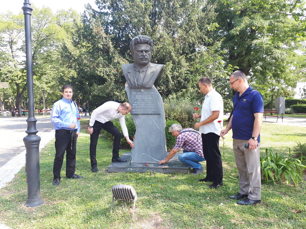 БСП-Бургас положи цветя на паметниците на антифашистите по случай 9-ти септември