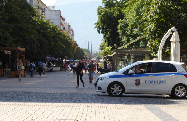 Див екшън на търговска улица: Българи и чужденци се млатят, има арести