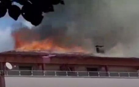 Пожарът, който изпепели покрива на сграда, възникнал заради непочистена мазнина?