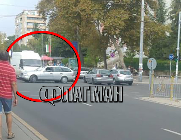 Ново меле пред Механото в Бургас: Мерцедес и микробус се помляха на кръстовището с ул. „Дунав“ (СНИМКА)