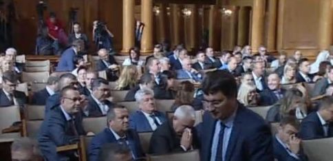 Гласуват оставките на министрите Радев, Нанков и Московски