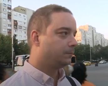 Българин протестира заради опасен светофар, арестували го след флашмоб