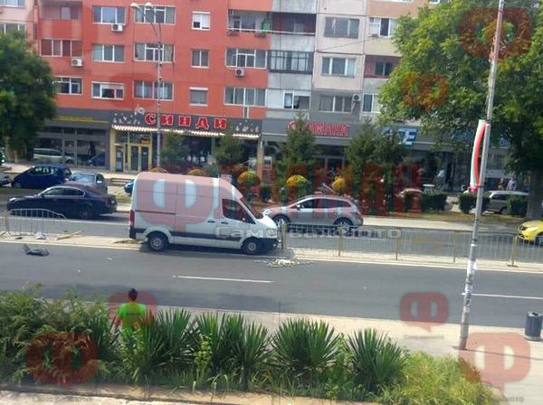 Зрелище в Бургас: Бял микробус яхна разделителната ограда на бул. „Стефан Стамболов“ (СНИМКА)