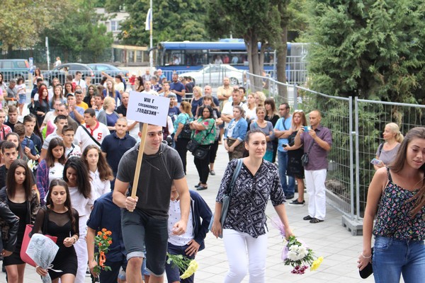 Двор като парк и фитнес на открито ще има в Гимназията по строителство в Бургас (СНИМКИ)