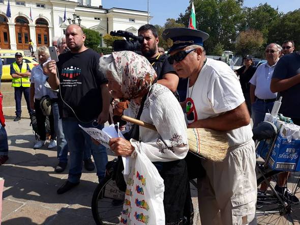 Протестът срещу правителството днес! Жена с метла, мъж с полицейска фуражка и Йоло Денев (СНИМКИ)
