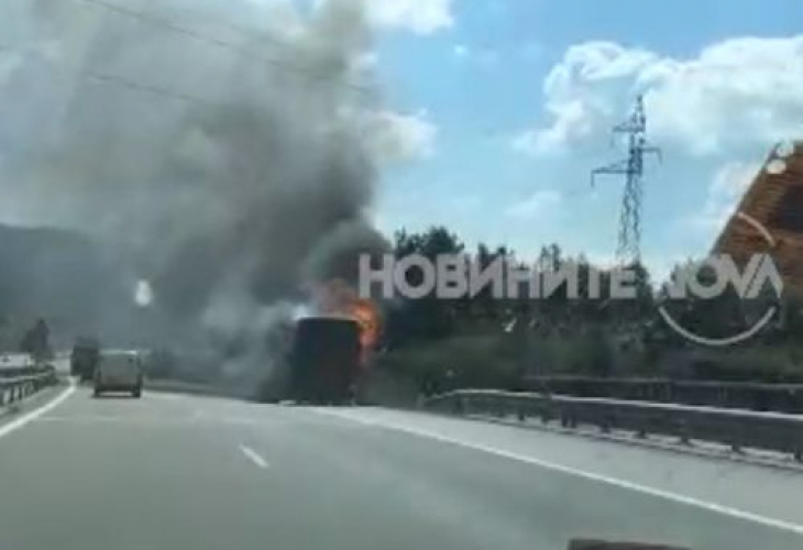 Огнен ад: Автобус пламна на магистралата (ВИДЕО/СНИМКА)