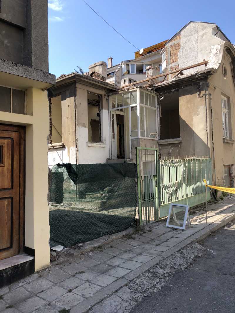 Внимание! Стара къща в широкия център на Бургас на крачка от срутване(СНИМКИ)