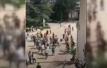 Грозни подмятания на цигани към красиво момиче предизвикали масовия бой в центъра на Казанлък (ВИДЕО)