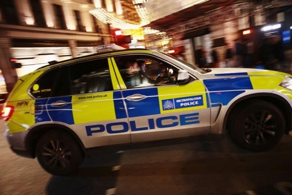 Кола блъсна трима души пред ислямски център в Лондон