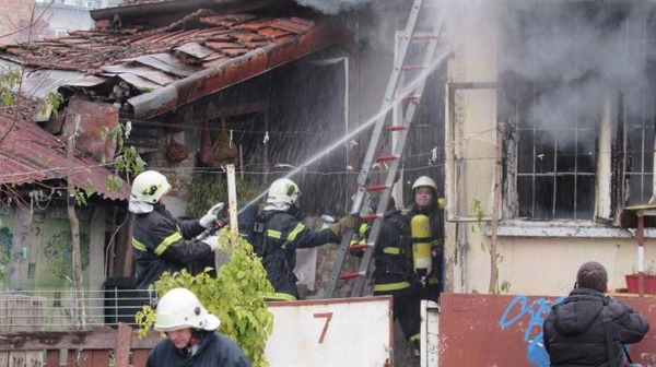 Едноетажна къща се изпепели като факла в Лозарево, 31-годишният Асен е с изгаряния по лицето и тялото