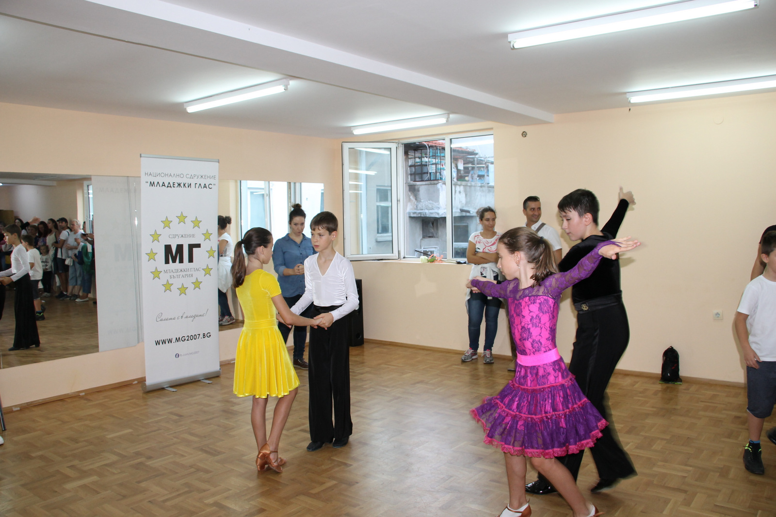Малки таланти участваха в безплатен урок по спортни танци