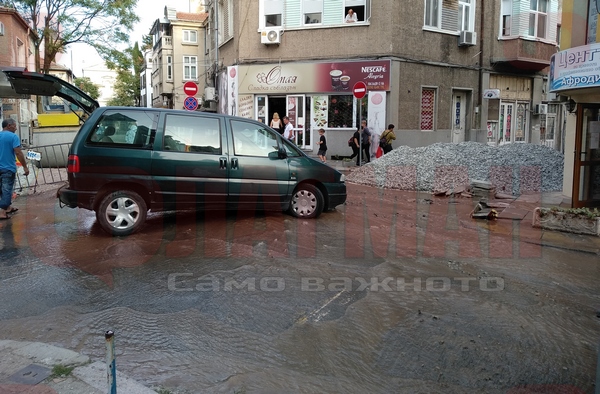Паяк пропадна и спука тръба в центъра на Бургас, аварията е огромна (ВИДЕО)
