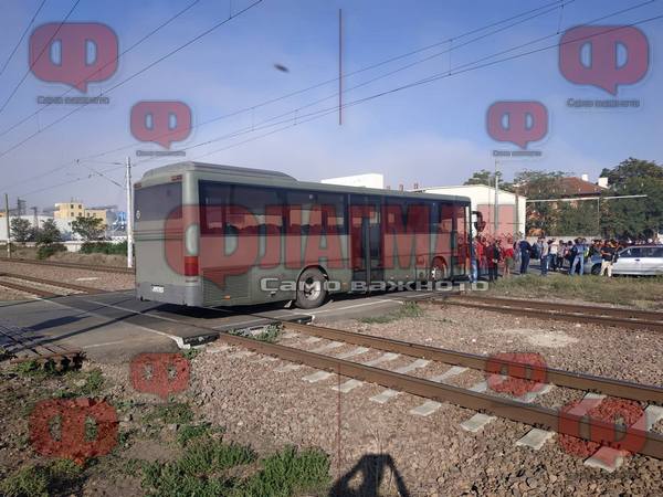 Извънредно! Автобус блокира жп линията Бургас-София, стотици работници на Винпром Карнобат на протест пред завода