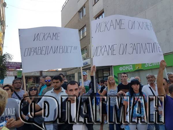 Карнобатлии блокираха Районния съд, скандират: Справедливост и искаме си работните места! (СНИМКИ/ВИДЕО)