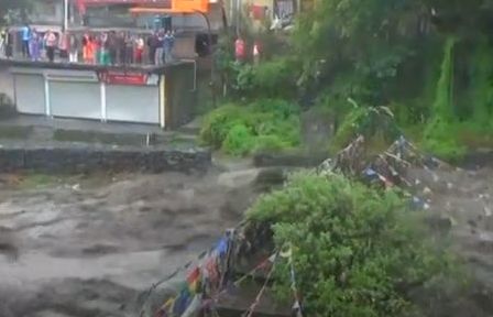 Дъжд превърна улиците на Кулу в реки, 25 души блокирани от придошлата вода