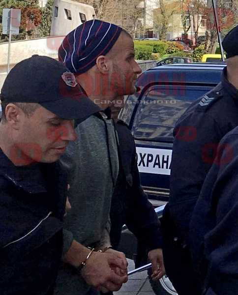 Малката Рижа към бургазлия, преди да открадне мотора му: Ако не ми го дадеш, ще те пребия!