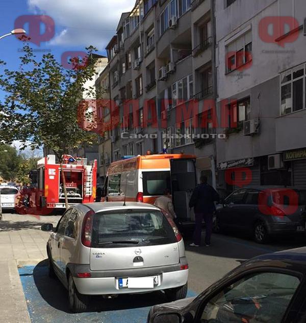 Извънредно! Човек скочи от третия етаж на горяща сграда в центъра на Бургас (СНИМКА)