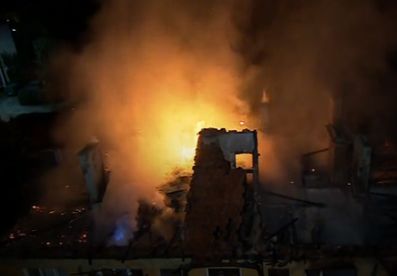 Огнен ад в Божурище, пламъците оставиха семейства без дом