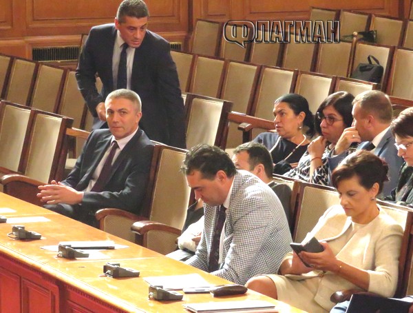 ДПС спаси кворума в парламента в критична ситуация - Цветанов с жест към партията на Доган, Карадайъ го аплодира