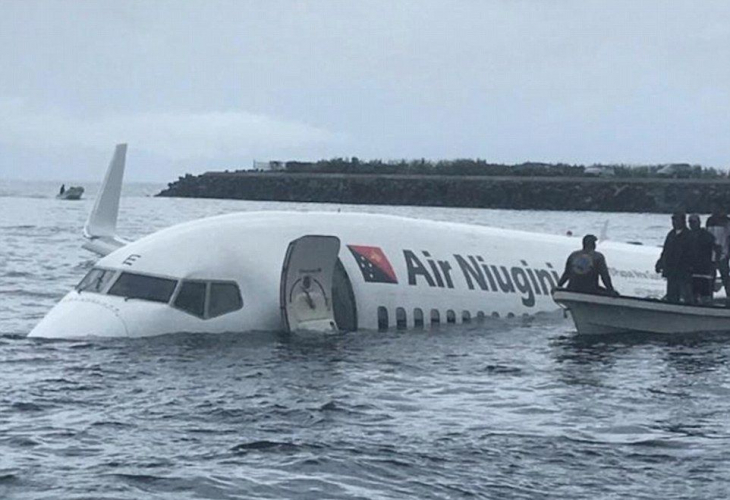 Кошмар! Boeing 737 не уцели писта на летище и рухна в океана (СНИМКИ/ВИДЕО)