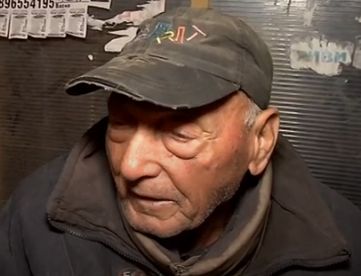 86-годишен българин живее на спирка, плаши крадците с камъни (ВИДЕО)