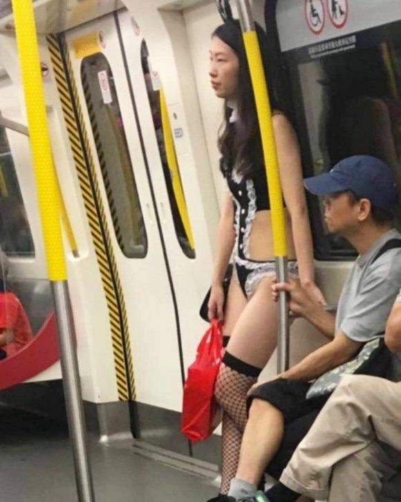 Всички си мислеха, че това разголено момиче в метрото е проститутка, а се оказа...