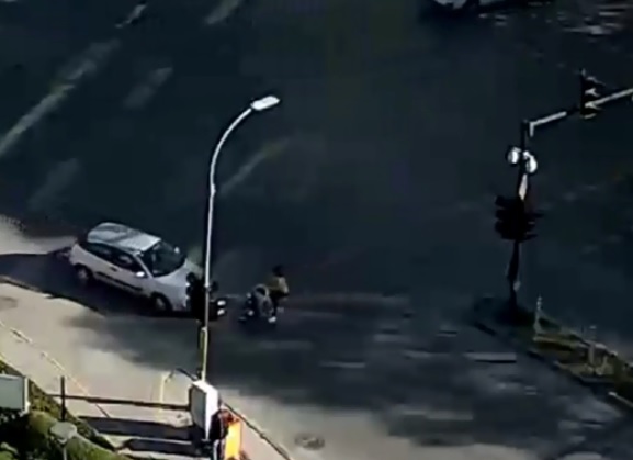 Кошмар! Шофьорка помете майка с количка на кръстовище (ВИДЕО)