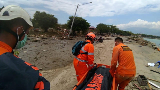 Най-малко 380 жертви и повече от 540 ранени след трус и цунами в Индонезия