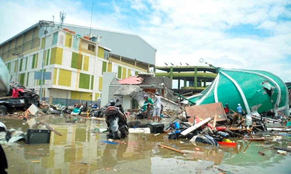 Жена е извадена след 48 ч. от руините на хотел в Индонезия