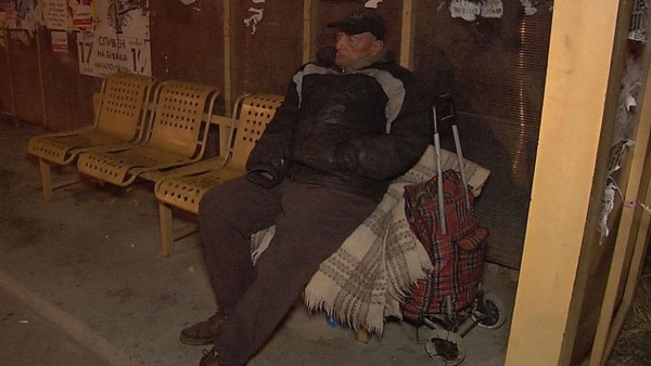 Бездомник живее на спирка до полицията