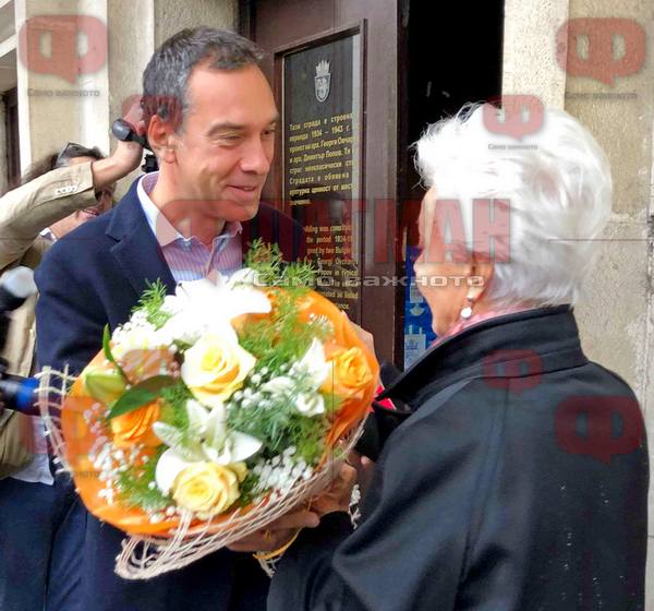 Уникално! Ето как посрещнаха оперната прима Райна Кабаиванска в Бургас (ВИДЕО)