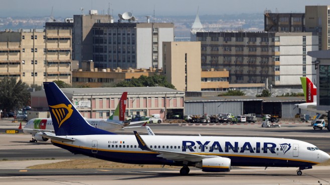 Стачките и скъпият керосин накараха Ryanair да понижи финансовите си цели