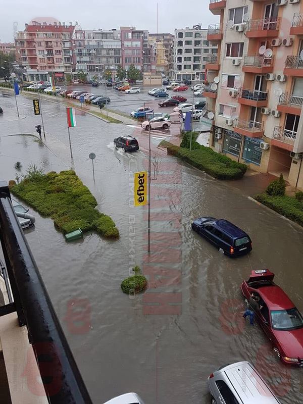 Вижте бедствието в Поморие - автомобилите са под вода (ВИДЕО/СНИМКИ)