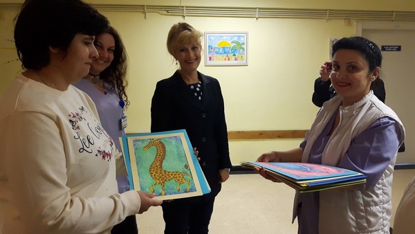 Талантлива художничка подари свои творби на УМБАЛ Бургас, рисунките ще развличат най-малките пациенти