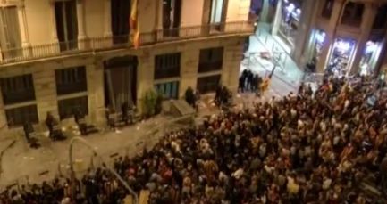 Размирици в Барселона, демонстранти окупираха местния парламент и полицейското управление