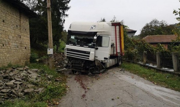 Тир се заби в къща, румънският шофьор заспал! По чудо няма жертви