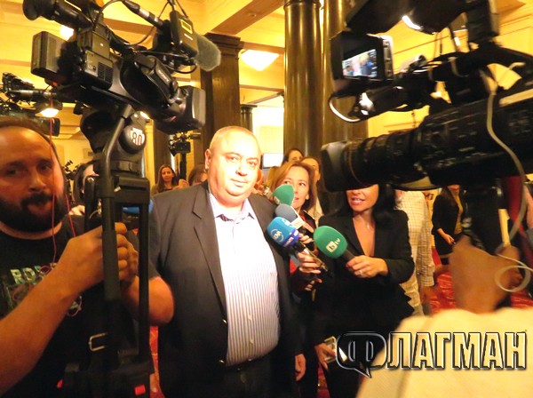 Варненски депутат гледа „Скъпи наследници” в кулоарите на парламента - сериалът бил "много хубав"