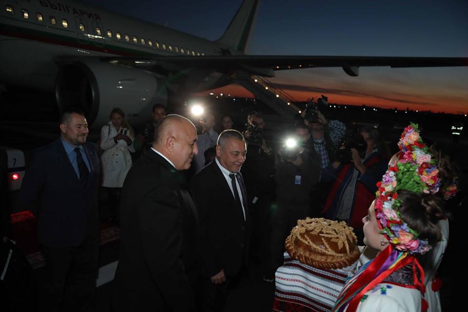 Братско посрещане за Борисов и Симеонов в Украйна, пред самолета ги чакаха с питка