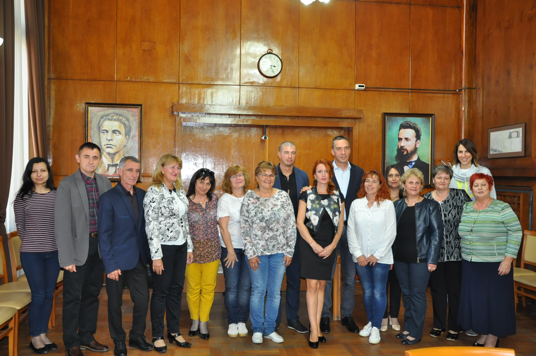 Кметът Димитър Николов награди заслужили учители навръх празника им