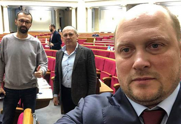 Депутат пусна селфи от парламента и показа: Освен мен работят само още 8 души