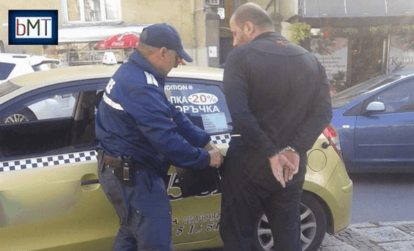 Показен арест! Полицай щракна белезниците на таксиджия в центъра на Бургас (СНИМКИ)