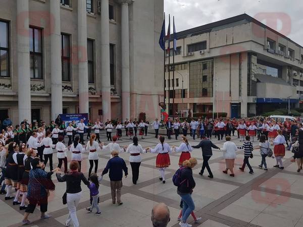 ГЕРБ поведе хорото в Бургас: Пъстри носии и атрактивни танци завладяха площада пред Общината (СНИМКИ)