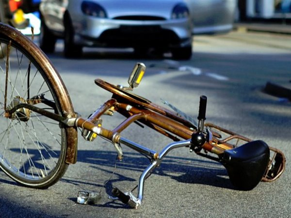 10-годишно дете-велосипедист от Айтос е със счупен крак, след като се заби във Форд