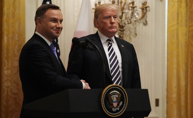 Новата рискована политика на Полша - "Америка преди всичко"