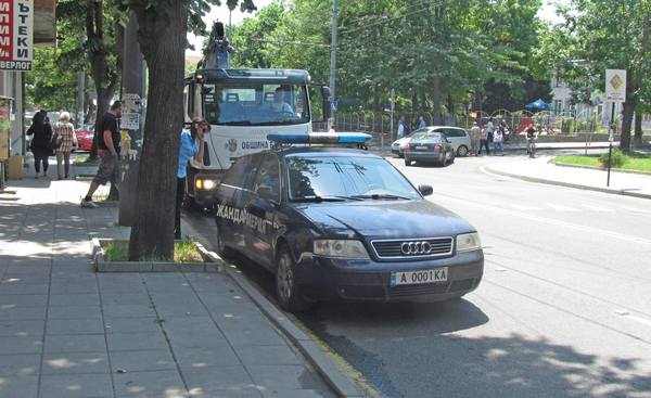 Зрелищна акция на бул."Христо Ботев" в Бургас, ченгета заклещиха джип БМВ X5