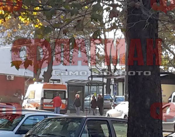 Лекари спасяват млад мъж, припаднал на автобусна спирка на бул. "Сан Стефано" (СНИМКИ)