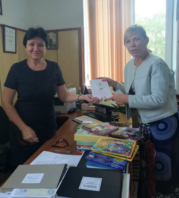 „Големи автори за малки библиотеки“ подари нови издания на училището в Ахтопол