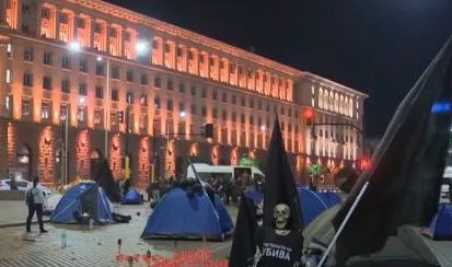 Протестиращите майки останаха през цялата нощ на палатки пред Министерския съвет